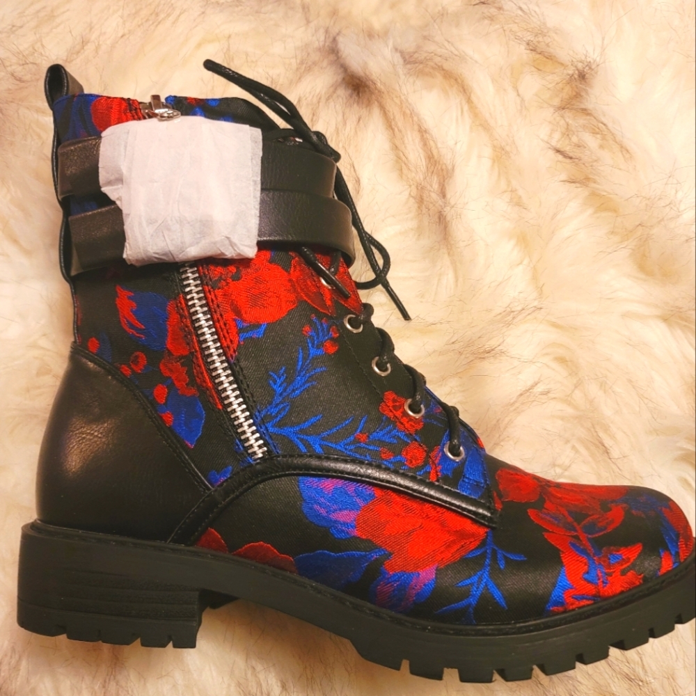 ELEGANT Floral 🌹🦋 😍, Size 5.5 Never been worn Above the ankles BOOTS 👢.